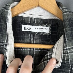 BKE Buckle Pearl Snap Shirt Men Medium Plaid Long Sleeve Standard Fit Cotton